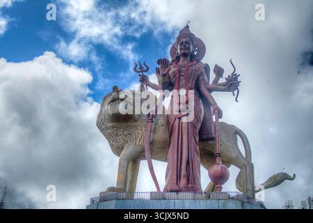 Statue der Hindu-Göttin Durga Maa mit einem goldenen Löwen im heiligen Ganga Talao auf der Insel Mauritius im Indischen Ozean Stockfoto