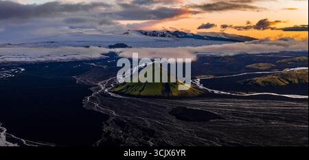 Blick aus der Vogelperspektive auf Vulkan Hill, Gletscher und Flüsse in Island bei Sonnenuntergang Stockfoto