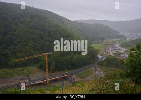 Dernau, Deutschland. September 2025. Das Ahrtal bei Dernau im Regen. Quelle: Thomas Frey/dpa/Alamy Live News Stockfoto