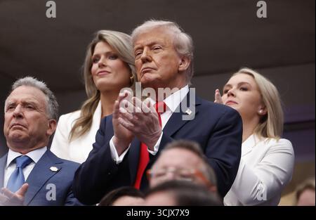 US-Präsident Donald Trump nimmt am menâ 15. Tag der US Open Tennis Championships 2025 am Grand Slam Tennis Turnier am 7. September 2025 im USTA Billie Jean King National Tennis Center in Flushing Meadows, Queens, New York, USA, Teil Stockfoto