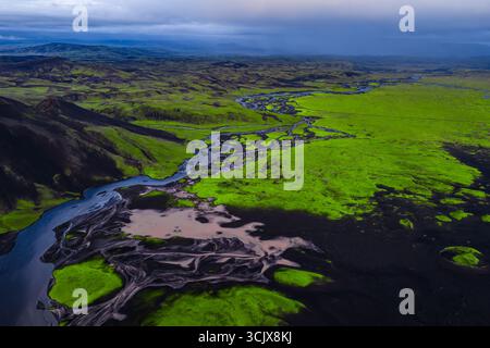 Luftaufnahme von Islands moosbedecktem Gelände und vulkanischem Boden Stockfoto