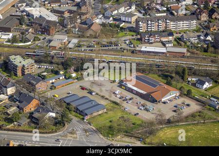 Luftaufnahme, Bahnhof Friedrichsfeld mit neuem Bahnsteig und S-Bahn, Ausbau der Betuwe-Strecke und der Betuwe-Linie, Einkaufszentrum Stockfoto