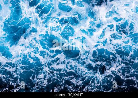 Oberflächenstruktur des Ozeans. Blick von oben auf atemberaubendes Wasser mit Schaum. Geeignet für Umschläge, Verpackungen, Poster, Texturen, Broschüren, Kunst- und Designprojekte. Stock Vektor