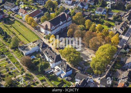 Blick aus der Vogelperspektive, Kindergarten Viktoriaschule und Schulhof mit herbstlichen Bäumen, evang. Friedhof Münsterstraße, Luenen, Ruhrgebiet, Nordrhein-Westfalen Stockfoto