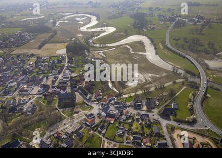 Aus der Vogelperspektive, katholische Pfarrkirche St. Cornelius und Cyprianus, Wohngebiet, Lippe, Heintroper Straße B475 mit Clemens-Aug Stockfoto