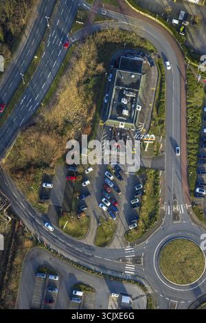 Luftaufnahme, McDonald's Fast-Food-Restaurant am Westerfeld, Kreisverkehr, vertikale Aufnahme, Herne-Sued, Herne, Ruhrgebiet, Nordrhein-Westfalen, Deutschland, Stockfoto