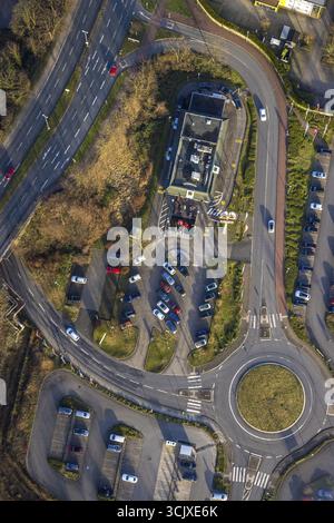 Luftaufnahme, McDonald's Fast-Food-Restaurant am Westerfeld, Kreisverkehr, vertikale Aufnahme, Herne-Sued, Herne, Ruhrgebiet, Nordrhein-Westfalen, Deutschland, Stockfoto