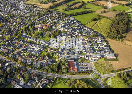 Luftaufnahme, Wohngebiet Ortsansicht Isselburg mit Augusta Hospital Anholt, Neubau Wohngebiet Isselburger Straße mit Lidl Supermark Stockfoto