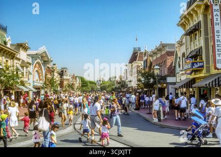 1993 Archivfoto der Main Street USA in Disneyland in Anaheim, Kalifornien. Stockfoto
