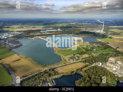 Aus der Vogelperspektive, Schotterbaggersee Rossenray, Abfallentsorgungszentrum Asdonkshof mit Schornstein, Fernsicht und blauer Himmel mit Wolken, Rossenray, Kamp-Lin Stockfoto