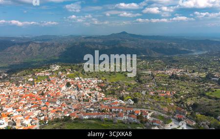 Blick aus der Vogelperspektive auf Pano Lefkara, ein malerisches Dorf im Bezirk Larnaca in Zypern, mit traditioneller Architektur, roten Ziegeldächern und Th Stockfoto