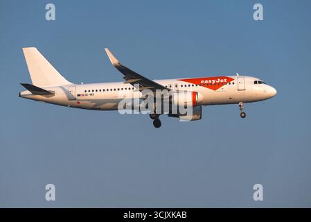 Larnaca, Zypern - 26. Juli 2025: Airbus A320-214 Passagierflugzeug der easyJet Airline fliegt in einem klaren blauen Himmel, Landegerät unten, nähert sich der Runw Stockfoto