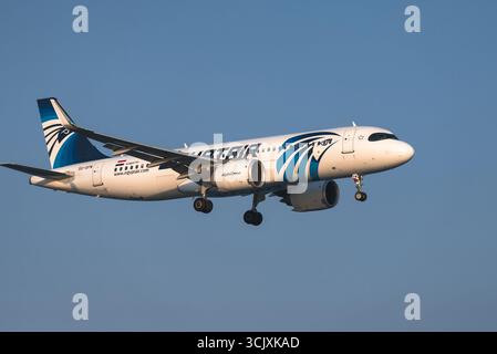 Larnaka, Zypern - 26. Juli 2025: Airbus A320-251N Flugzeug von Egypt (90 Jahre Aufkleber) durch einen klaren blauen Himmel, Fahrwerk ausgefahren, gli Stockfoto