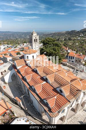 Aus der Vogelperspektive auf die Kirche des Heiligen Kreuzes mit ihren Terrakotta-Dachziegeln, dem Glockenturm und dem malerischen Dorf Pano Lefkara, Bezirk Larnaca, Stockfoto