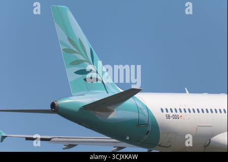 Larnaca, Zypern - 29. Juni 2024: Airbus A320 von Cyprus Airways Flugzeugheck mit Olivenzweig vor einem klaren blauen Himmel, symbolisiert Frieden und Frieden Stockfoto