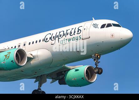 Larnaca, Zypern - 29. Juni 2024: Airbus Passagierflugzeug von Cyprus Airways nähert sich der Start- und Landebahn mit abgesenktem Fahrwerk, abfallend aus klarem Blau Stockfoto