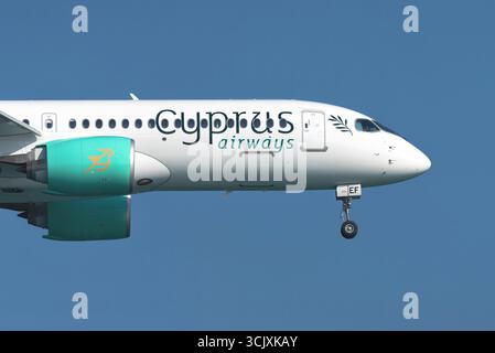 Larnaca, Zypern - 26. Juli 2025: Modernes Passagierflugzeug von Cyprus Airways, das in einem klaren blauen Himmel fliegt, Landegerät abgesenkt und sich Larnaca airpor nähert Stockfoto