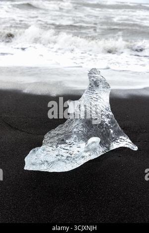 Diamond Beach in Island mit Eisskulpturen am schwarzen Sandstrand Stockfoto