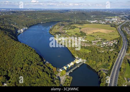 Blick aus der Vogelperspektive, Hengsteysee mit RWE Koepchenwerk, Laufwasserkraftwerk Hengstey und Hengsteyseebrücke Osthistorische Sehenswürdigkeit, Strandhaus Salitos Stockfoto