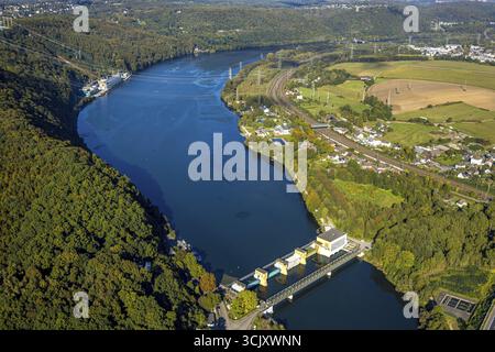 Blick aus der Vogelperspektive, Hengsteysee mit RWE Koepchenwerk, Laufwasserkraftwerk Hengstey und Hengsteyseebrücke Osthistorische Sehenswürdigkeit, Strandhaus Salitos Stockfoto