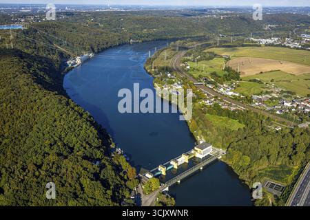 Blick aus der Vogelperspektive, Hengsteysee mit RWE Koepchenwerk, Laufwasserkraftwerk Hengstey und Hengsteyseebrücke Osthistorische Sehenswürdigkeit, Strandhaus Salitos Stockfoto