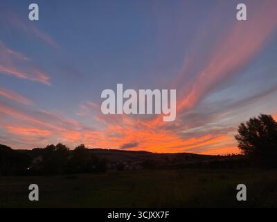 Lebendiger orangefarbener Sonnenuntergang, der die ruhige Landschaft in Pineto, Abruzzen, beleuchtet und die landschaftlich schöne italienische Landschaft einfängt Stockfoto