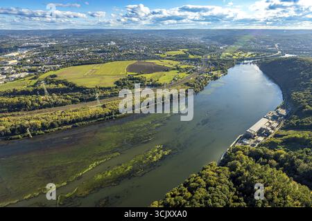 Aus der Vogelperspektive Hengsteysee mit RWE Koepchenwerk, Wasserpest Elodea, Laufkraftwerk Hengstey und historische Sehenswürdigkeit Hengsteysee-Bruecke Ost, bea Stockfoto