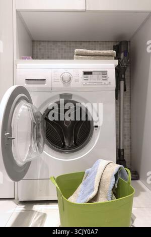 Wäscheraum im Haus. Waschmaschine und Schrank für Bettwäsche. Sauberkeit und Lebensstil. Aktivitäten, Hausreinigung. Stockfoto