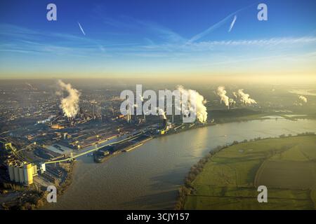 Luftansicht, Thyssen Krupp Steel Europe AG am Rhein, Werkshafen Schwelgern, Rauchschornsteine, Marxloh, Duisburg, Ruhrgebiet, Nordrhein Stockfoto