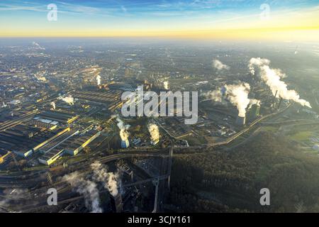 Luftansicht, Thyssen Krupp Steel Europe AG am Rhein, Schwelgern Werkshafen, rauchende Rauchschornsteine, Marxloh, Duisburg, Ruhrgebiet, North R Stockfoto
