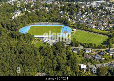 Luftaufnahme, Bremenstadion Fußballstadion und Leichtathletikstadion des TuS Ennepetal 1911 e.V. Sportclub, Spielfeld, Tribüne und blaue Laufbahn, Mi Stockfoto