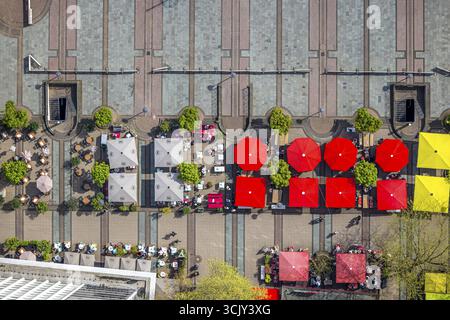 Luftaufnahme, Kennedyplatz mit Outdoor Catering bei sonnigem Wetter, rote, gelbe und graue Sonnenschirme, vertikale Aufnahme, Stadtzentrum, Essen, Ruhrgebiet, Nord R Stockfoto