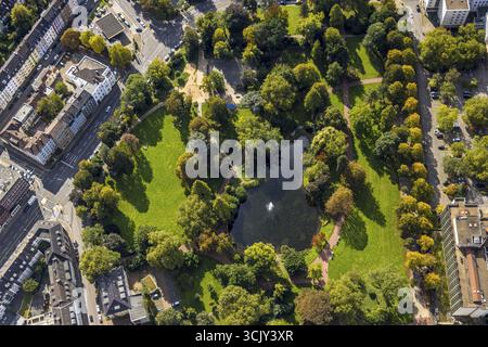 Luftaufnahme, Stadtgarten und Teich mit Brunnen, Südteil, Essen, Ruhrgebiet, Nordrhein-Westfalen, Deutschland, Architektur, Aussicht, Baumkronen, p Stockfoto