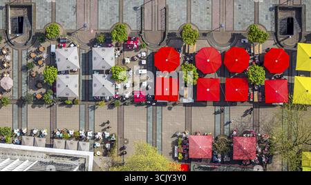 Luftaufnahme, Kennedyplatz mit Outdoor Catering bei sonnigem Wetter, rote, gelbe und graue Sonnenschirme, vertikale Aufnahme, Stadtzentrum, Essen, Ruhrgebiet, Nord Stockfoto