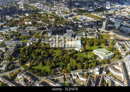 Luftaufnahme, Stadtgarten mit Aalto-Theater und Philharmonie, Neubaukomplex mit Wohnturm und Seniorenwohnungen Huyssenallee, Suedviertel, Stockfoto