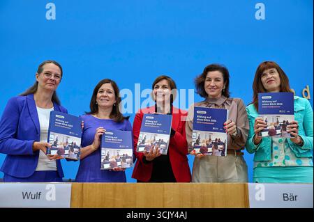 Vorstellung der OECD-Studie Bildung auf einen Blick 2025 am Dienstag 09.09.2025 in Berlin. Foto v.l.: Bettina Martin SPD, Praesidentin der Wissenschaftsministerkonferenz und Ministerin für Wissenschaft, Kultur, Bundes- und Europaangelegenheiten aus Mecklenburg-Vorpommern Katharina Günther-Wuensch Günther-Wünsch, CDU, Senatorin für Bildung, Jugend und Familie in Berlin Mareike Wulf CDU, Parlamentarische Staatssekretaerin im Bundesministerium für Bildung, Familie, Senioren, Frauen und Jugend Dorotheer Technologie, Bär, Bminier Technologie, Bministerfahrt, Bär, Bdän, Bministerfahrt Stockfoto