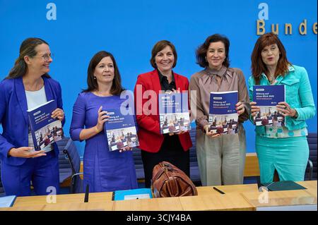 Vorstellung der OECD-Studie Bildung auf einen Blick 2025 am Dienstag 09.09.2025 in Berlin. Foto v.l.: Bettina Martin SPD, Praesidentin der Wissenschaftsministerkonferenz und Ministerin für Wissenschaft, Kultur, Bundes- und Europaangelegenheiten aus Mecklenburg-Vorpommern Katharina Günther-Wuensch Günther-Wünsch, CDU, Senatorin für Bildung, Jugend und Familie in Berlin Mareike Wulf CDU, Parlamentarische Staatssekretaerin im Bundesministerium für Bildung, Familie, Senioren, Frauen und Jugend Dorotheer Technologie, Bär, Bminier Technologie, Bministerfahrt, Bär, Bdän, Bministerfahrt Stockfoto