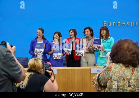 Vorstellung der OECD-Studie Bildung auf einen Blick 2025 am Dienstag 09.09.2025 in Berlin. Foto v.l.: Bettina Martin SPD, Praesidentin der Wissenschaftsministerkonferenz und Ministerin für Wissenschaft, Kultur, Bundes- und Europaangelegenheiten aus Mecklenburg-Vorpommern Katharina Günther-Wuensch Günther-Wünsch, CDU, Senatorin für Bildung, Jugend und Familie in Berlin Mareike Wulf CDU, Parlamentarische Staatssekretaerin im Bundesministerium für Bildung, Familie, Senioren, Frauen und Jugend Dorotheer Technologie, Bär, Bminier Technologie, Bministerfahrt, Bär, Bdän, Bministerfahrt Stockfoto