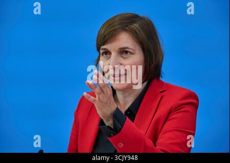 Vorstellung der OECD-Studie Bildung auf einen Blick 2025 am Dienstag 09.09.2025 in Berlin. Foto: Mareike Wulf CDU, Parlamentarische Staatssekretaerin im Bundesministerium für Bildung, Familie, Senioren, Frauen und Jugend in Deutschland klafft laut einer OECD-Analyse das Bildungsniveau junger Erwachsener immer weiter auseinander. 2024 hatten 15 Prozent der 25- bis 34-Jaehrigen weder die Fachhochschulreife noch eine Berufsausbildung, wie es in der vorgestellten Studie Bildung auf einen Blick heisst. Das waren demnach zwei Prozentpunkte mehr als 2019. Zugleich wuchs der Analyse zufolge der Antei Stockfoto