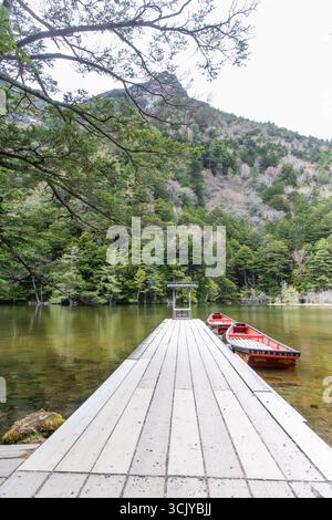 Der idyllische Teich in Kamikochi Japan ist ein idyllischer und landschaftlich reizvoller Ort und beliebtes Touristenziel. Stockfoto