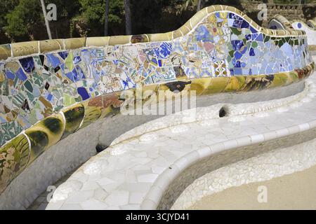 Berühmte gekrümmte Mosaikbank im Park Güell, Barcelona Stockfoto