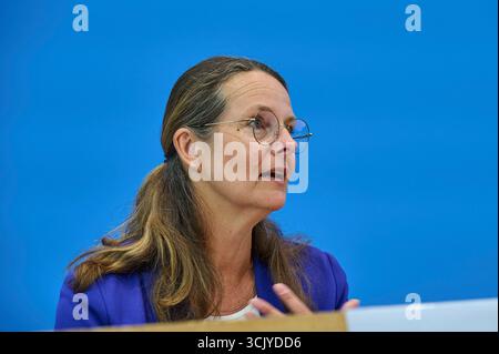Vorstellung der OECD-Studie Bildung auf einen Blick 2025 am Dienstag 09.09.2025 in Berlin. Foto: Bettina Martin SPD, Praesidentin der Wissenschaftsministerkonferenz und Ministerin für Wissenschaft, Kultur, Bundes- und Europaangelegenheiten aus Mecklenburg-Vorpommern in Deutschland klafft laut einer OECD-Analyse das Bildungsniveau junger Erwachsener immer weiter auseinander. 2024 hatten 15 Prozent der 25- bis 34-Jaehrigen weder die Fachhochschulreife noch eine Berufsausbildung, wie es in der vorgestellten Studie Bildung auf einen Blick heisst. Das waren demnach zwei Prozentpunkte mehr als 2019 Stockfoto