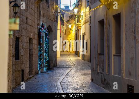 Charmante beleuchtete mittelalterliche Straßen von Rabat Mdina am Abend Malta, Europa Stockfoto