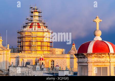 Skyline von Rabat mit der St. Paul Kirche Kuppel auf der linken Seite bei Sonnenuntergang, Rabat Mdina, Malta Stockfoto