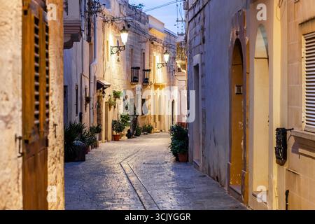 Charmante beleuchtete mittelalterliche Straßen von Rabat Mdina am Abend Malta, Europa Stockfoto