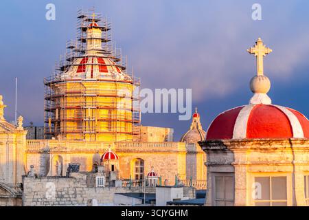 Skyline von Rabat mit der St. Paul Kirche Kuppel auf der linken Seite bei Sonnenuntergang, Rabat Mdina, Malta Stockfoto