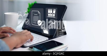 Handschrift auf der Tastatur mit Symbolen für digitale Dokumente auf dem Tablet, Konzept der Online-Dateispeicherung, Verwaltung von Geschäftsdaten und Dokumentensicherheit in der Cloud. Stockfoto