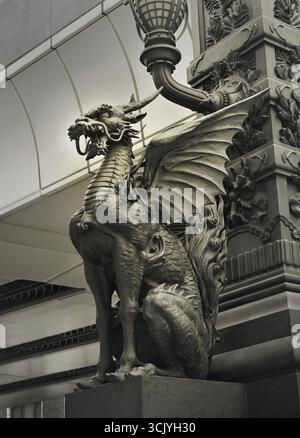 Skulptur des japanischen Drachen an der berühmten Nihombashi-Brücke unter der Stadtlampe in Tokio, Japan Stockfoto