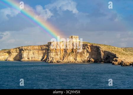 Herrlicher Blick auf den Regenbogen nach dem Regen über der Insel Comino, Malta Stockfoto