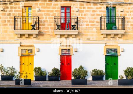 Kalksteingebäude mit bunten Türen in Marsaxlokk, Fischerdorf auf Malta Stockfoto